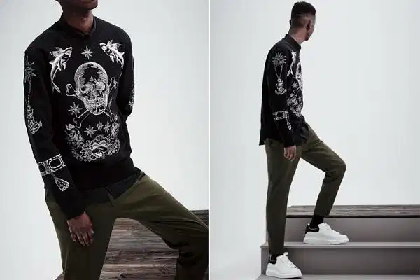 Phối giày McQueen với quần jean selvedge xắn gấu Phối giày McQueen với quần jean selvedge xắn gấu tạo vẻ ngoài nam tính