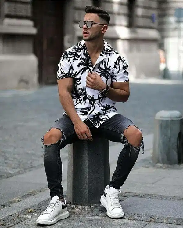 Layering áo khoác quần jean rách với giày McQueen Quần jean rách phối cùng áo thun và áo khoác ngoài đi kèm giày McQueen