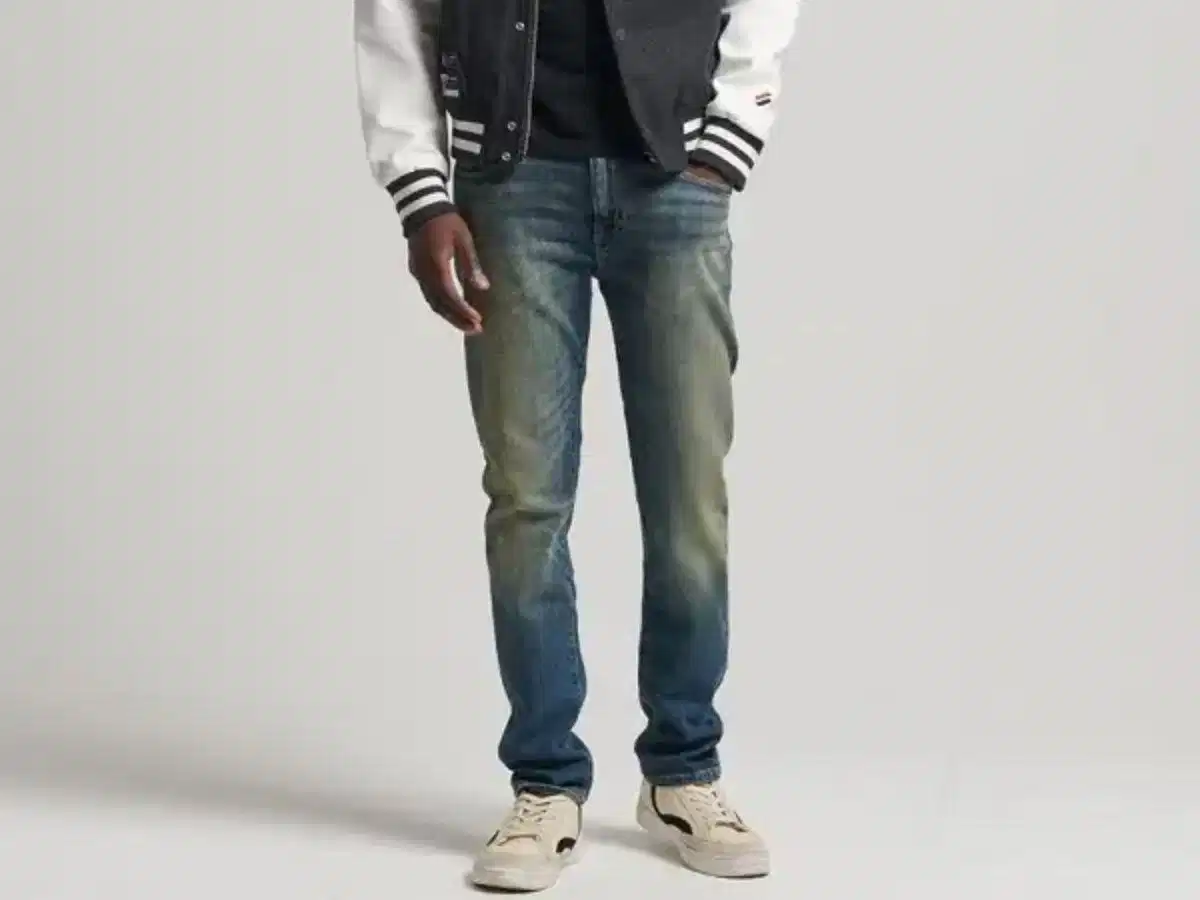 Áo bomber phối quần jean và giày Adidas nam