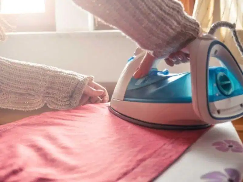 Cách tẩy chữ in trên áo bằng bàn là Cách tẩy chữ in trên áo bằng bàn là