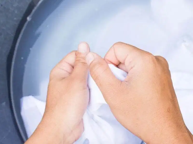 Cách tẩy chữ in trên áo bằng dung dịch hóa chất chuyên dụng Cách tẩy chữ in trên áo bằng dung môi chuyên dụng