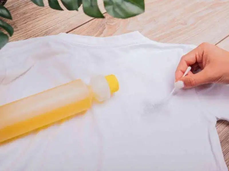 Cách tẩy chữ in trên áo bằng xăng Cách tẩy chữ in trên áo bằng xăng
