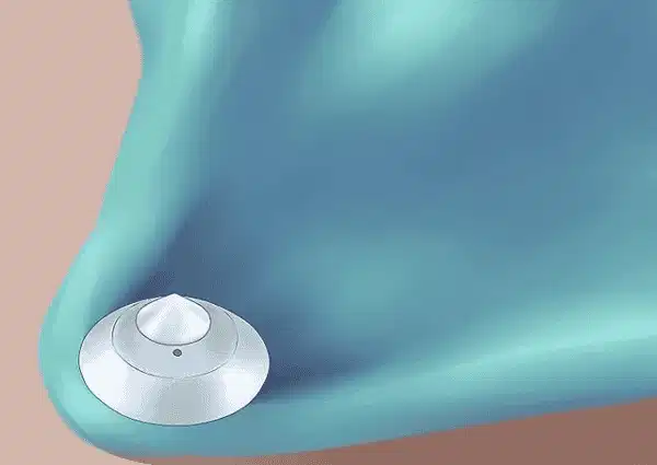 Cách ly chip an ninh khỏi bề mặt vải Dùng dụng cụ kim loại hỗ trợ tạo khoảng trống cách ly áo