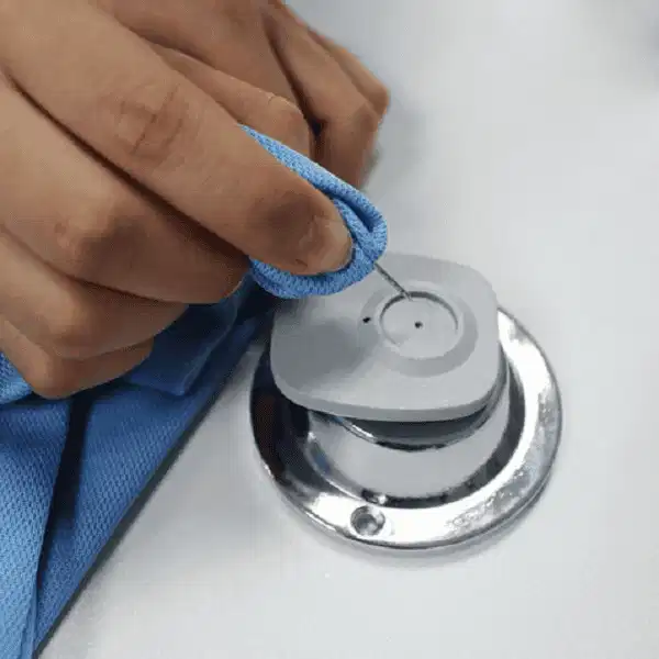 Dùng kìm mũi nhọn mở chip Dùng kìm mũi nhọn tác động lực vào chốt nhựa chip an ninh