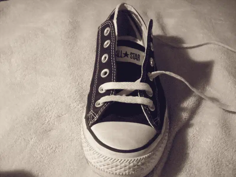 Thắt dây giày Converse 6 lỗ đối xứng Hướng dẫn các bước thắt dây giày Converse 6 lỗ