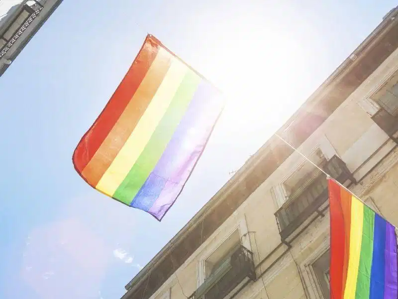 Cách tốt để xóa bỏ hoặc hạn chế Queerbaiting là gì? Giải pháp thúc đẩy đại diện chân thực cho cộng đồng đa dạng giới
