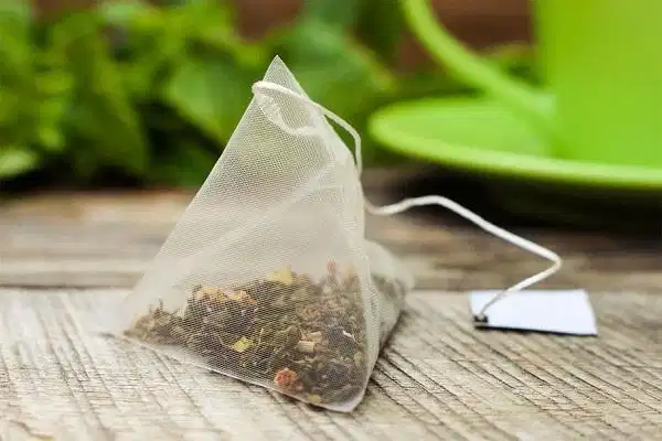 Sử dụng túi lọc trà ướp lạnh chăm sóc vùng mắt