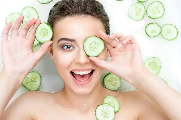 Đắp dưa chuột làm mát vùng da mắt