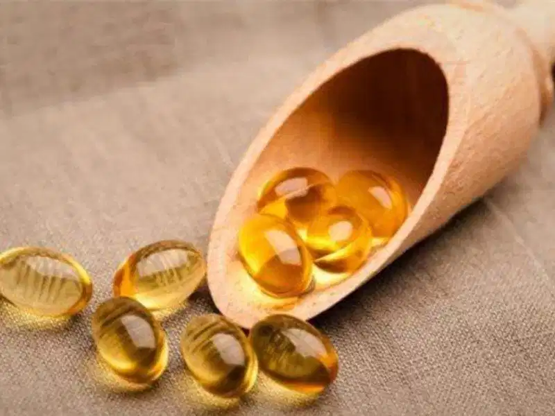 Thoa vitamin E phục hồi da mụn Dùng dầu vitamin E massage nhẹ nhàng lên vết sẹo mụn mới liền da