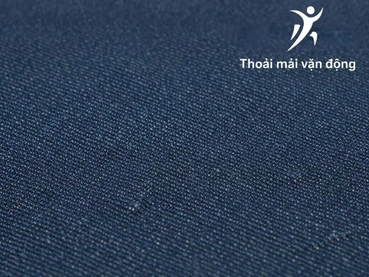 Chi tiết chất liệu vải denim bền bỉ Cận cảnh kết cấu thớ vải denim dày dặn với đường chỉ may nổi chi tiết