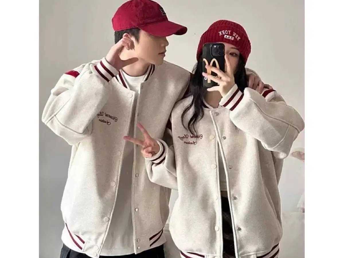 Cặp đôi mặc bomber theo tinh thần unisex Cặp đôi mặc bomber theo tinh thần unisex