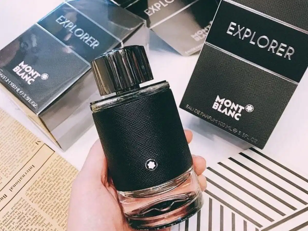 Chai nước hoa Montblanc Explorer với lớp vỏ bọc da màu đen Chai nước hoa Montblanc Explorer với lớp vỏ bọc da màu đen