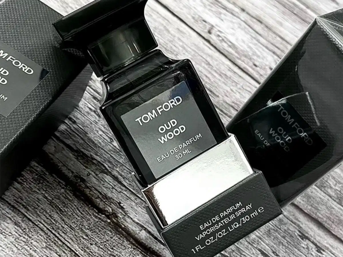Chai nước hoa Tom Ford Oud Wood tông màu tối Chai nước hoa Tom Ford Oud Wood tông màu tối