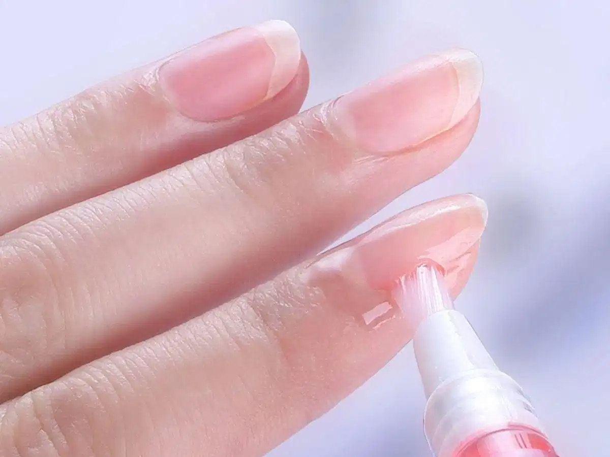 Chăm sóc móng để mẫu nail công sở luôn gọn gàng