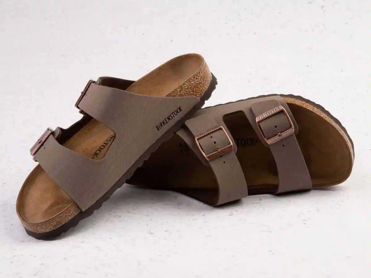 Chất liệu quai và đế quyết định độ bền cũng như sự êm ái của sandal