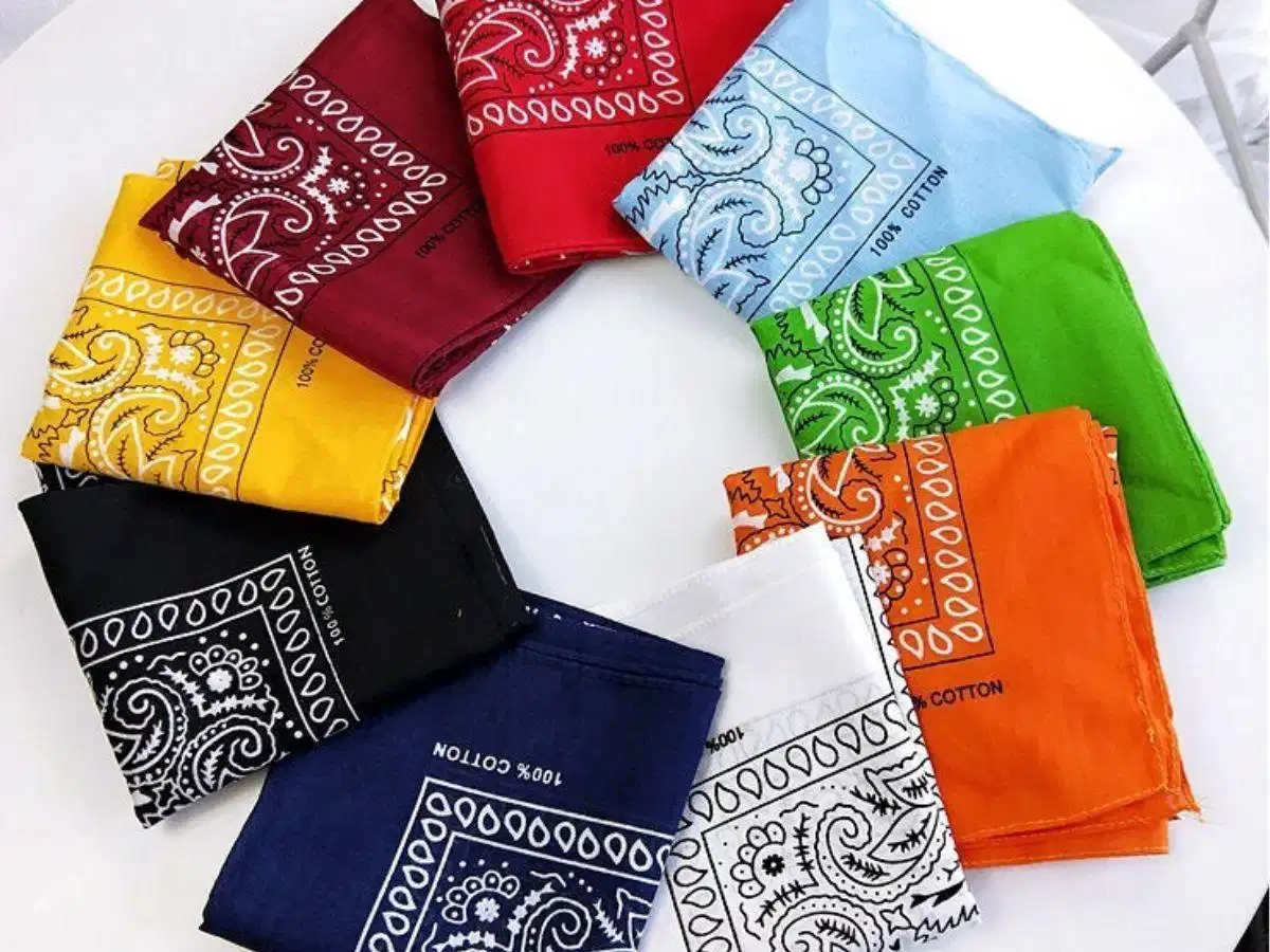 Cận cảnh chất liệu cotton dệt thoi mềm mại của khăn bandana
