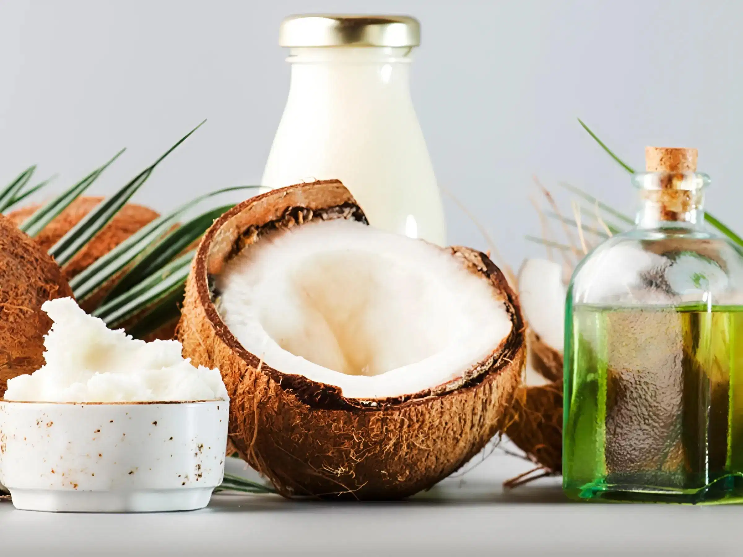 Một lớp dầu dừa rất mỏng là đủ để phủ nhẹ lên các sợi mi