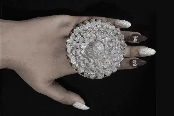 Chi tiết thiết kế cầu kỳ của nhẫn The Ring of Prosperity Chi tiết thiết kế cầu kỳ của nhẫn The Ring of Prosperity