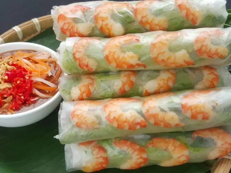 Khu vực đồ ăn vặt hấp dẫn bên trong chợ Hoàng Hoa Thám