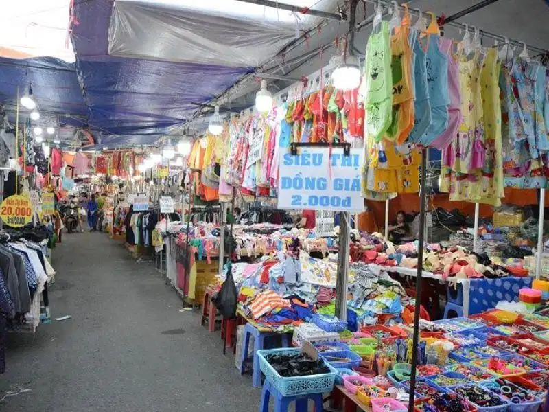 Kiểm tra kỹ lưỡng đường may và cúc áo của trang phục cũ