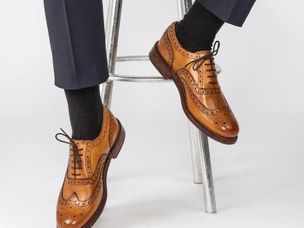Chọn phom giày wingtip Chọn lựa phom dáng khuôn giày wingtip phù hợp với độ bè của bàn chân