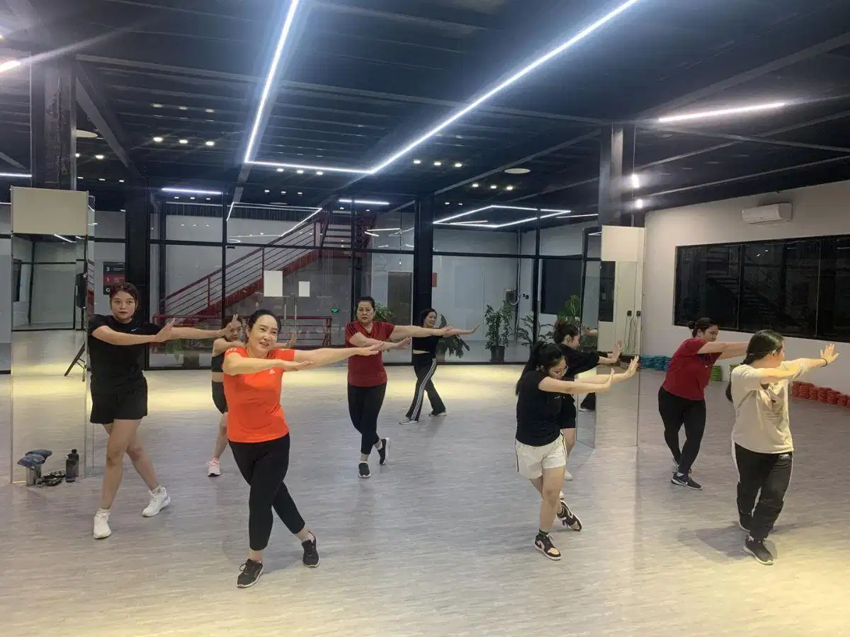 Không gian phòng tập Zumba rộng rãi và thoáng đãng Không gian phòng tập Zumba rộng rãi và thoáng đãng