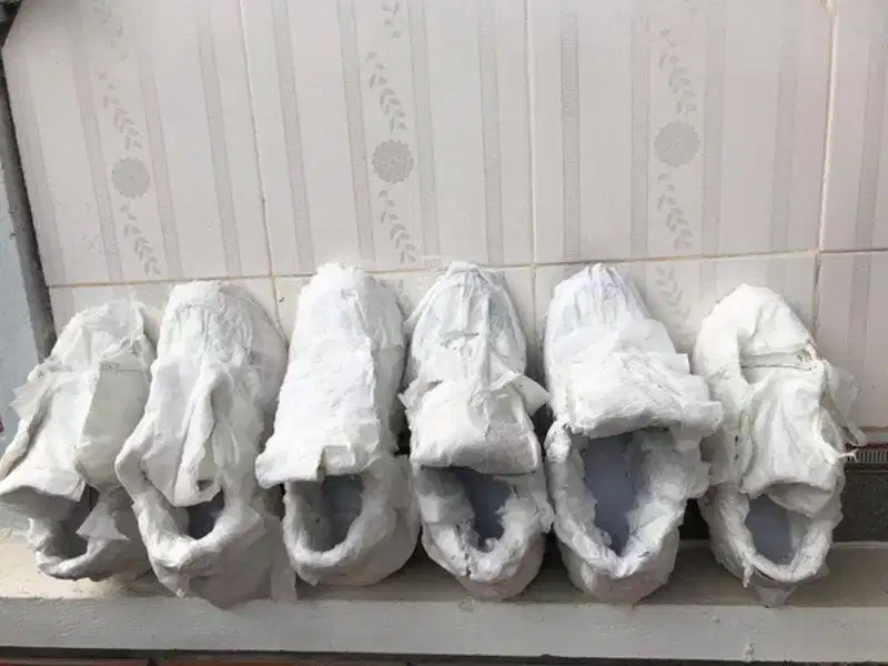 Kỹ thuật bọc giấy ăn cho giày trắng khi phơi