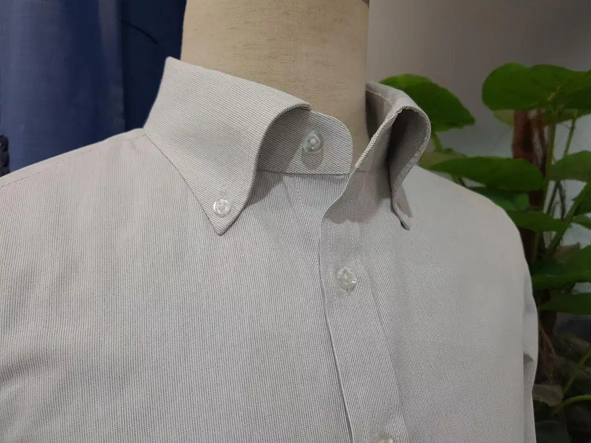Cổ button-down có nút cố định hai đầu lá cổ Cổ button-down có nút cố định hai đầu lá cổ