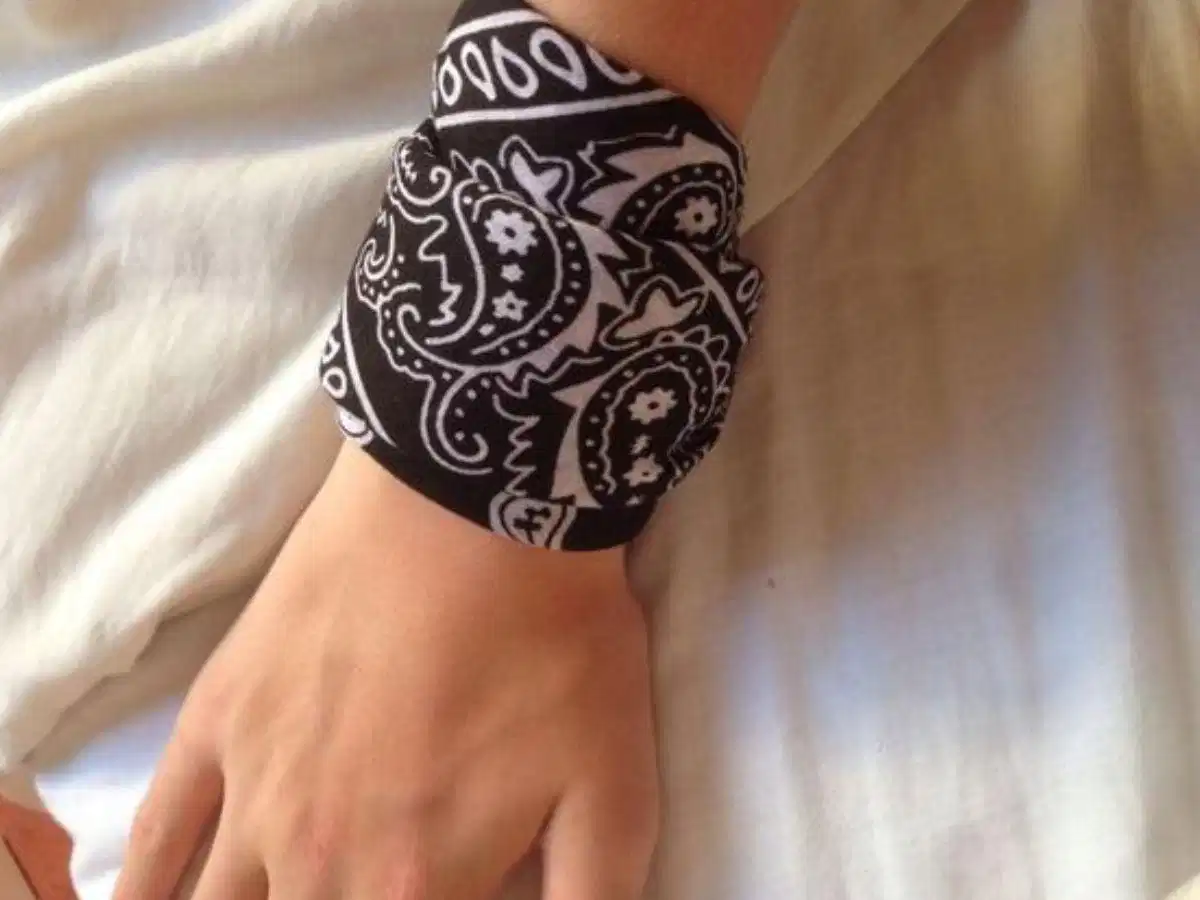 Cổ tay nam quấn khăn bandana màu sắc thay cho vòng tay phụ kiện