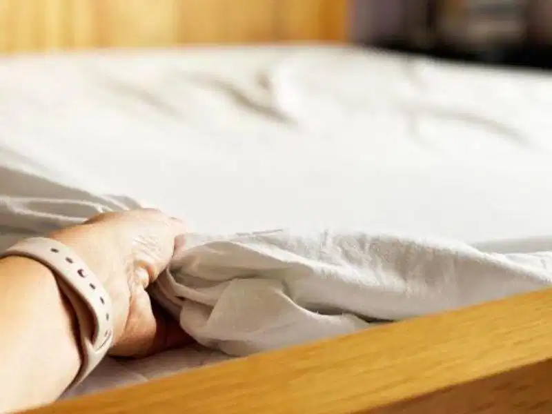 Có thể phân biệt vải tole với các chất liệu khác một cách dễ dàng Phương pháp sờ nắm và kiểm tra nếp gấp trên vải tole