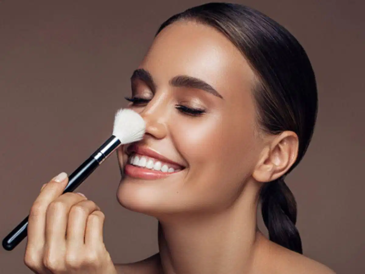 Cọ trang điểm hỗ trợ tán đều lớp nền và kiểm soát lượng sản phẩm Cọ trang điểm hỗ trợ tán đều lớp nền và kiểm soát lượng sản phẩm