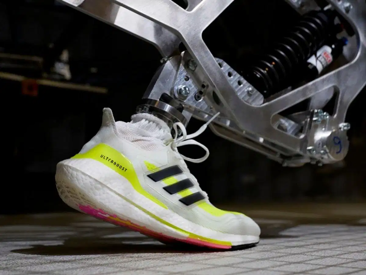 Công nghệ Adidas LEP mang đến sự hiện đại trong quá trình chạy bộ Cấu trúc khung trợ lực Adidas LEP tích hợp dưới đế giày chạy bộ