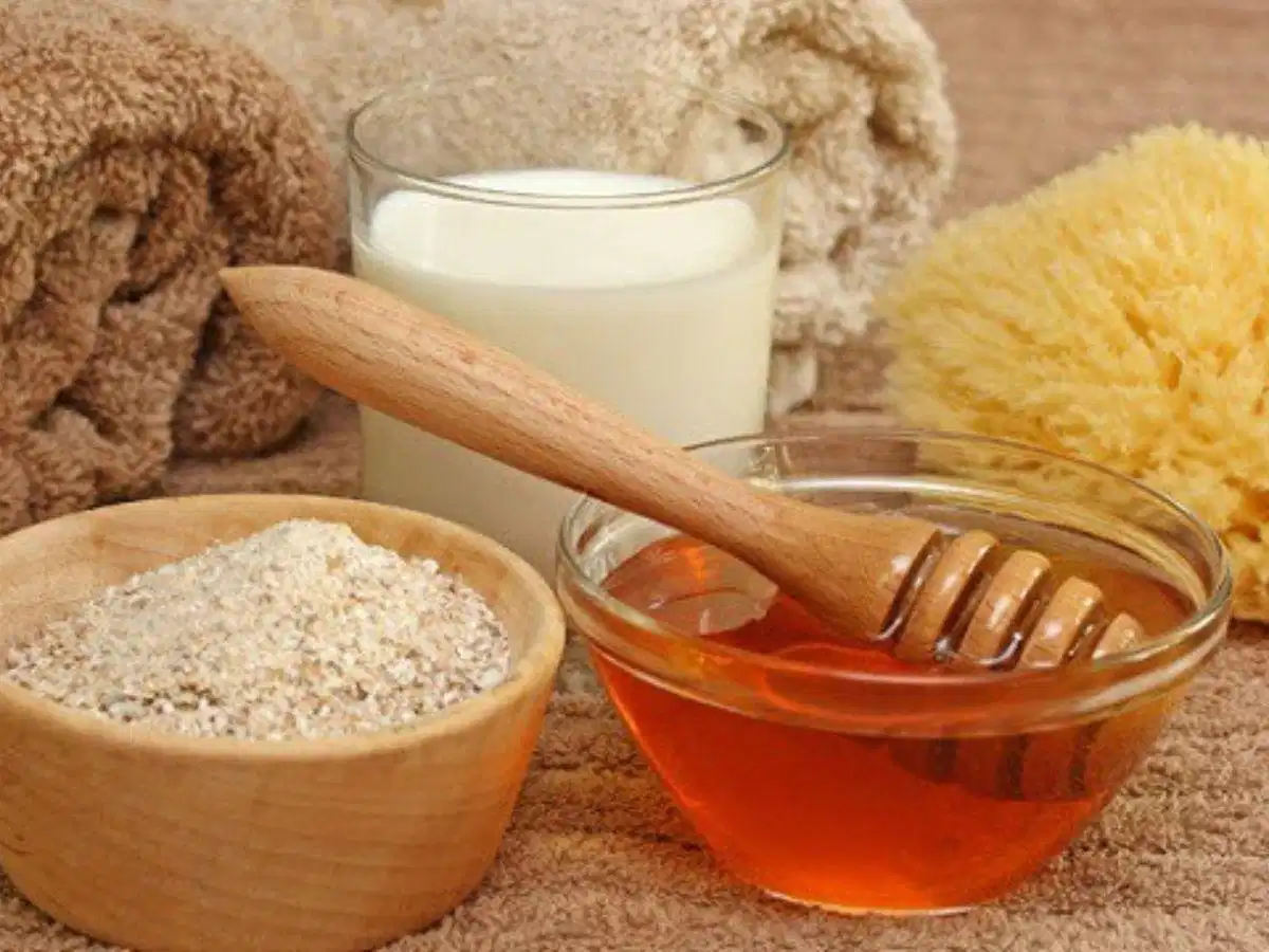 Cám gạo và mật ong dùng trong công thức chăm sóc da Cám gạo và mật ong dùng trong công thức chăm sóc da