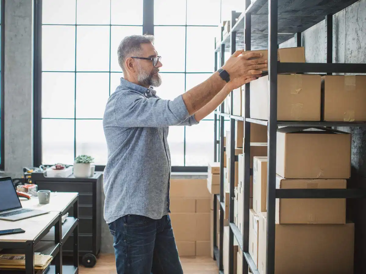 Control out of stock là gì? Kiểm soát tình trạng cạn kiệt hàng hóa thông qua dữ liệu kho vận