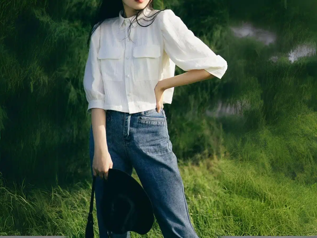 Croptop dài tay - một trong những mẫu áo croptop công sở được ưa chuộng Áo croptop tay dài phối cùng trang phục công sở