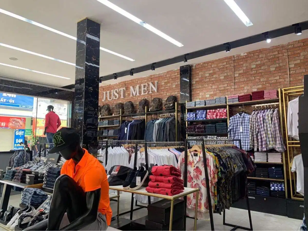 Cửa hàng thời trang Just Men Sản phẩm sơ mi nam treo kệ tại cửa hàng Just Men