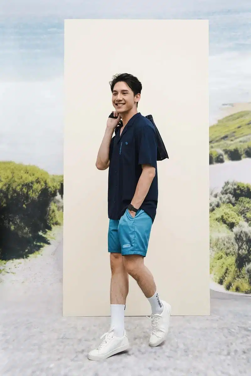 Phối áo sơ mi Cuban màu navy với quần chinos hoặc shorts