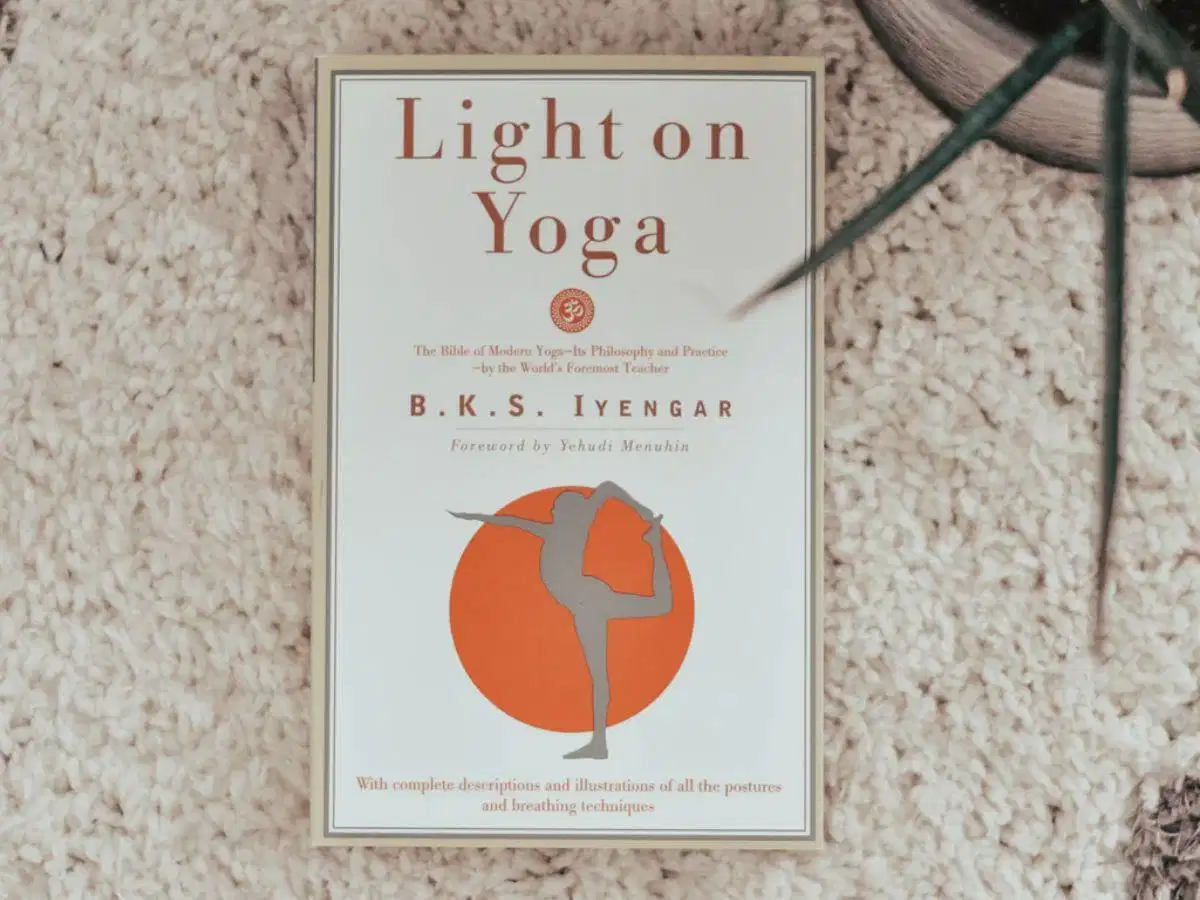Cuốn sách này được xem là kinh thánh của yoga hiện đại Cuốn sách Light on Yoga của bậc thầy B.K.S. Iyengar