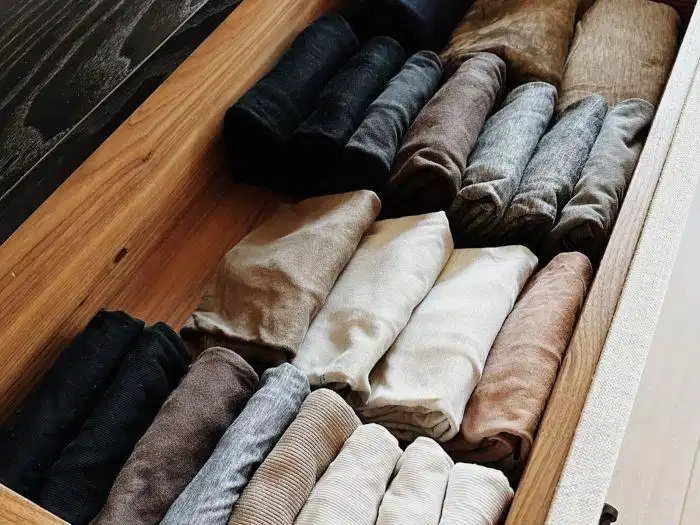Gấp hoặc cuộn lỏng quần short thể thao khi cất giữ Gấp hoặc cuộn lỏng quần short thể thao khi cất giữ