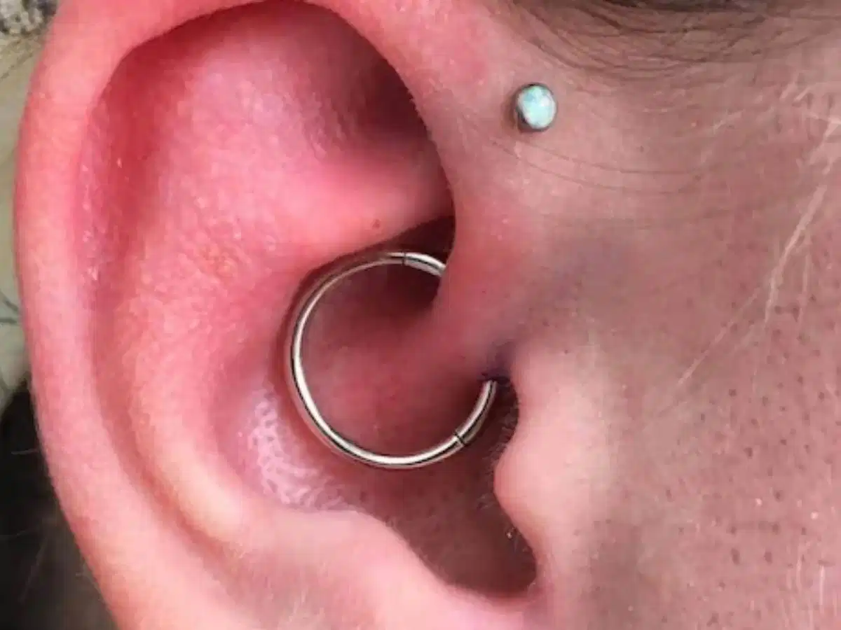 Daith là một vị trí phần sụn trong cùng, ngay trên ống tai Daith là một vị trí phần sụn trong cùng, ngay trên ống tai