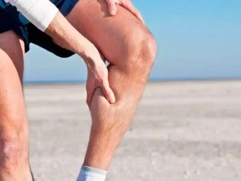 Đằng sau đầu gối Xịt nước hoa sau đầu gối khi mặc quần short hoặc váy