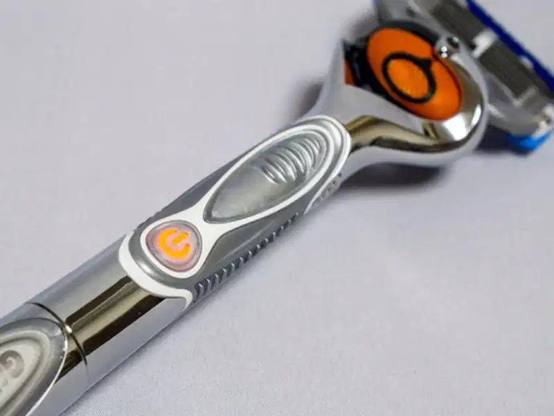 Dao cạo râu Gillette Fusion 5 lưỡi cao cấp với đầu xoay chuyển động mượt mà