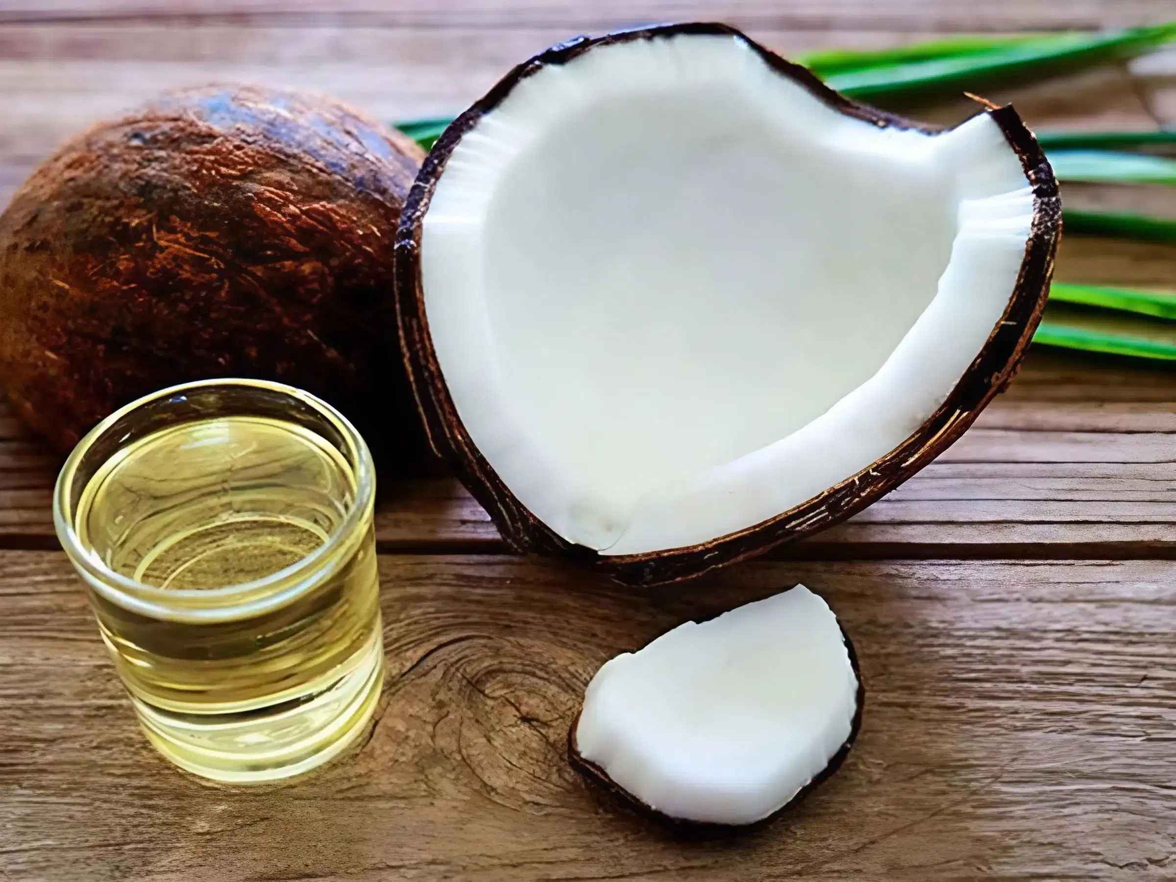 Dầu dừa được thoa một lớp mỏng lên lông mi để chăm sóc tại nhà