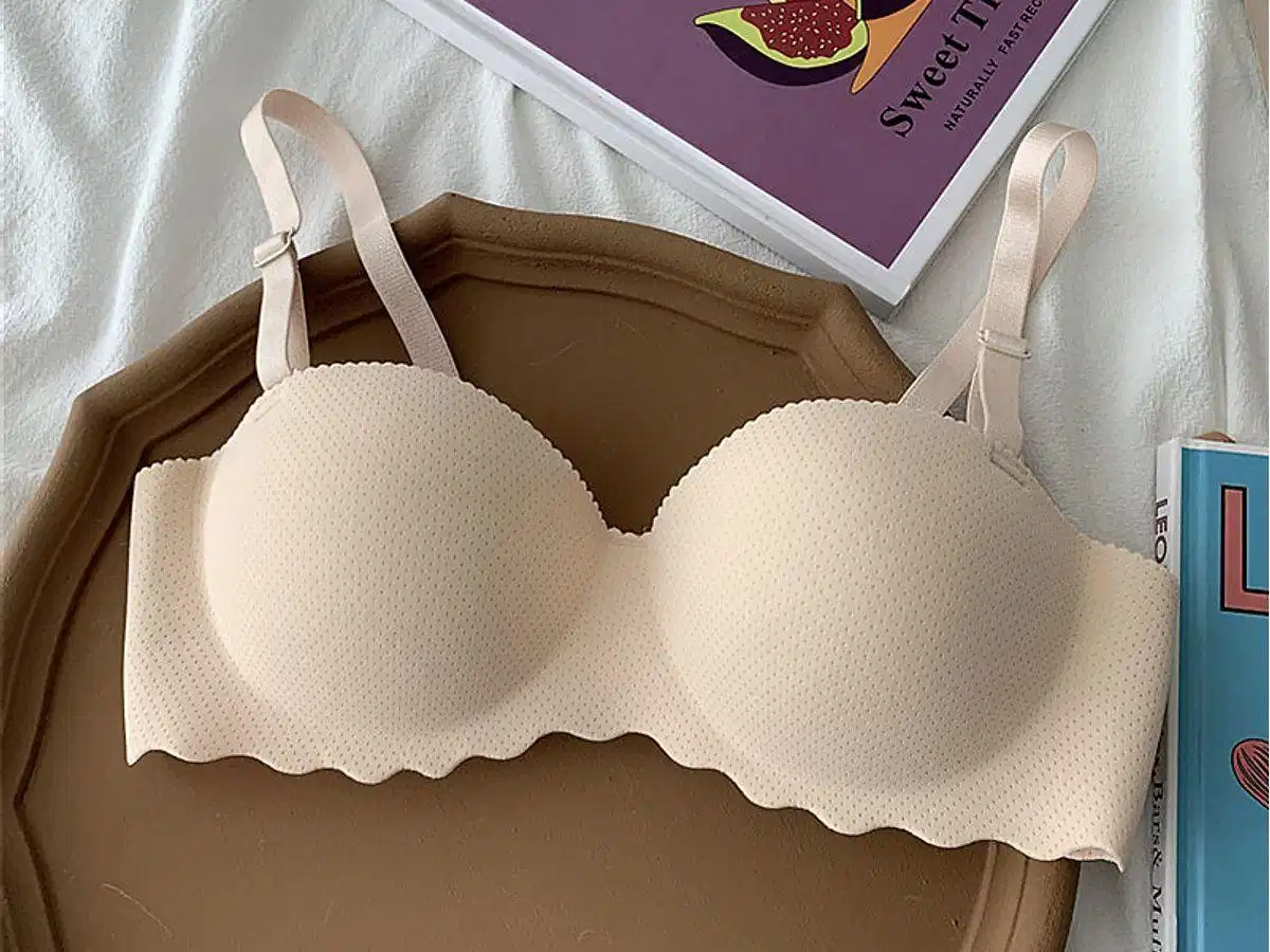 Bra cúp trơn hạn chế đường viền dưới áo dài trắng Bra cúp trơn hạn chế đường viền dưới áo dài trắng
