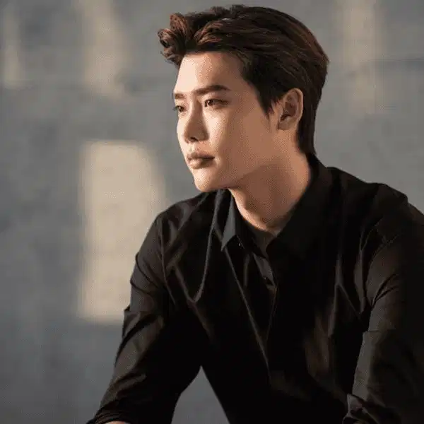 Tóc 6/4 vuốt ngược khoe trọn vẹn vầng trán và đường nét khuôn mặt