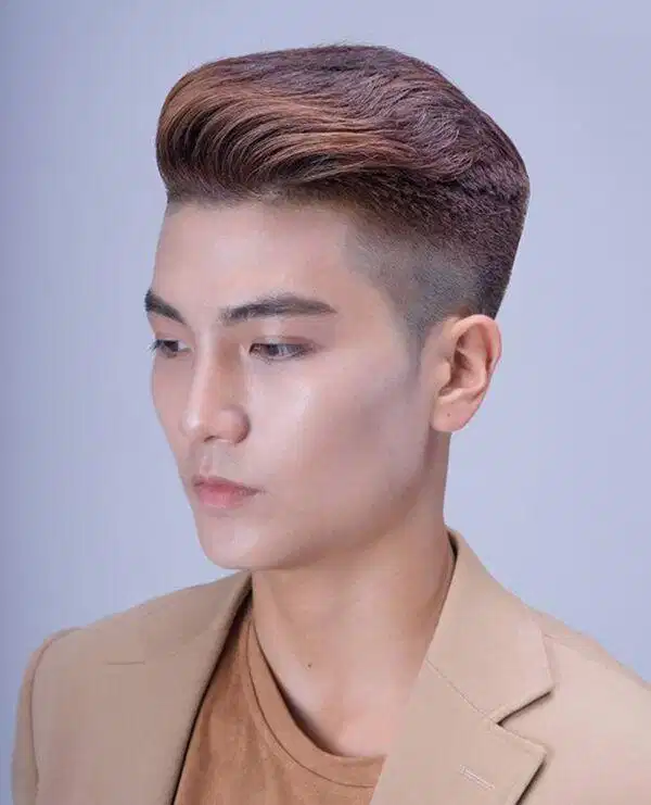 Side swept ngắn tối giản Kiểu tóc side swept ngắn gọn gàng, dễ duy trì nếp tóc hàng ngày