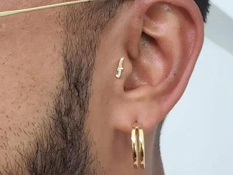 Khuyên Tragus nằm trên phần sụn nắp tai nhỏ