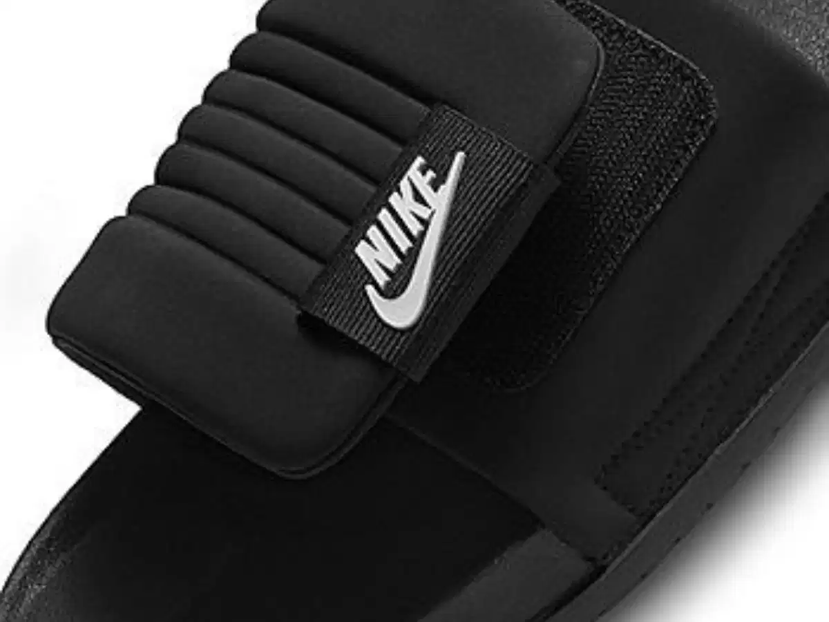 Đế dép Nike thật có độ đàn hồi rất tốt khi ấn vào Đế dép Nike có độ đàn hồi và khả năng chịu nén tốt
