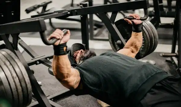 Đeo băng cổ tay tập gym trông chuyên nghiệp Hình ảnh người tập sử dụng băng cổ tay tập gym
