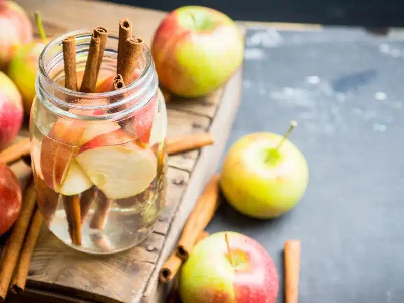 Nước detox ngâm táo và thanh quế khô